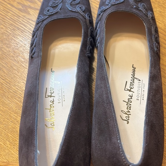 Salvatore Ferragamo 8.5 Brown Suede Embroidered Vintage Pumps - Picture 7 of 7